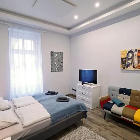 K03 Elitehost Kis Diófa *